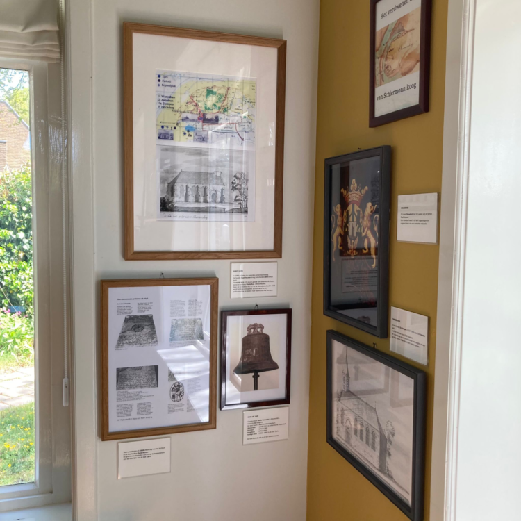 Deel van de expositie met het het verhaal van de grafsteen uit 1658 en de kerkklok uit 1649