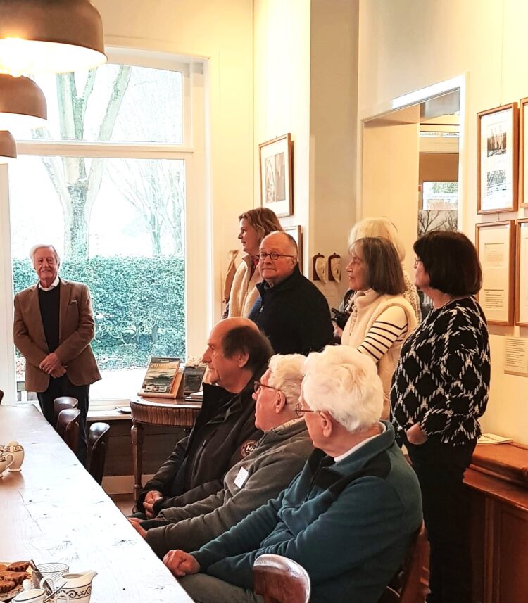 Klaas Reinigert (links) doet de opening