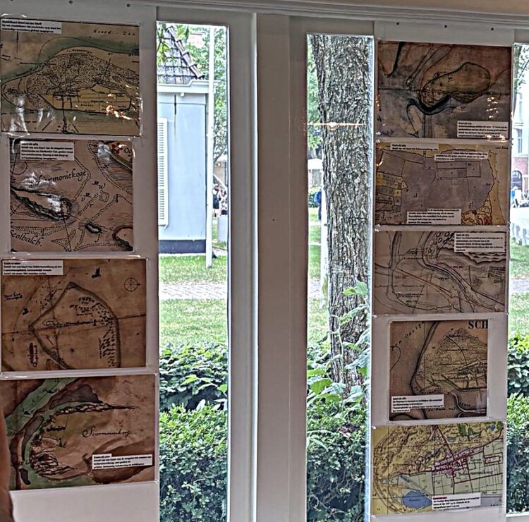 Deel van de expositie met de kaarten uit het themanummer