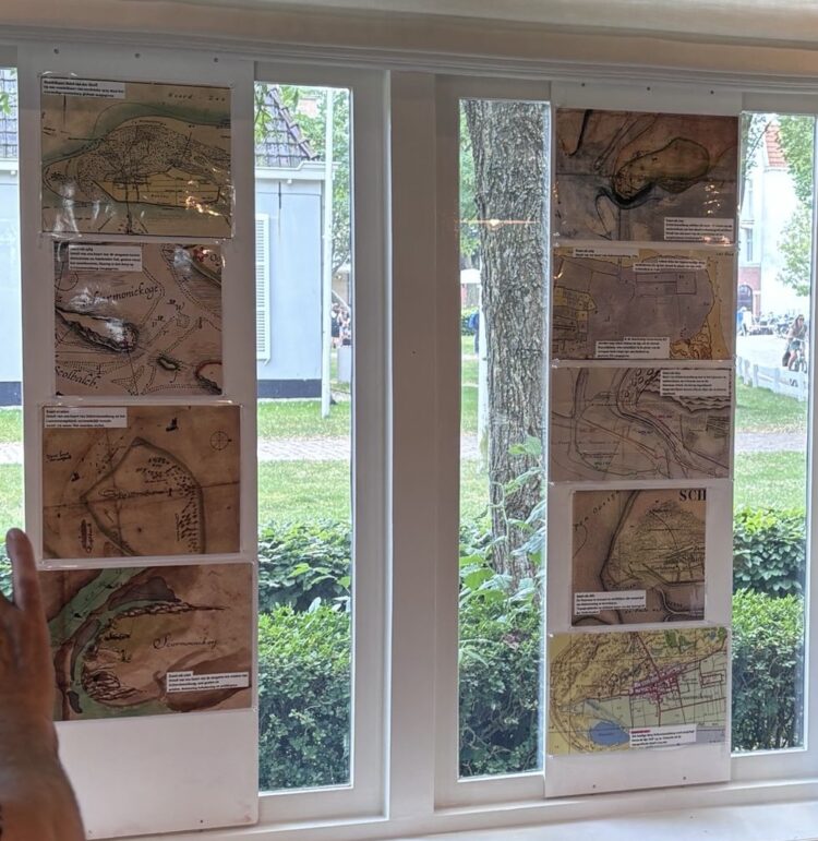 Ander deel van de expositie met de kaarten uit het themanummer